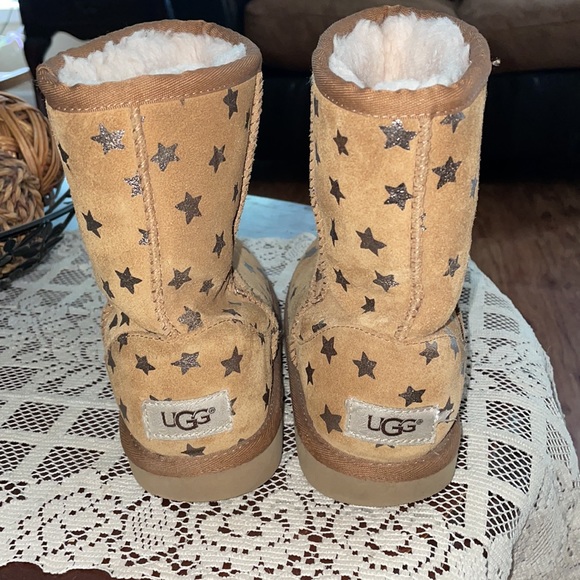 UGG Unisex-Child Classic Short Ii Stars Boots size 4 hardly worn. - Picture 2 of 5